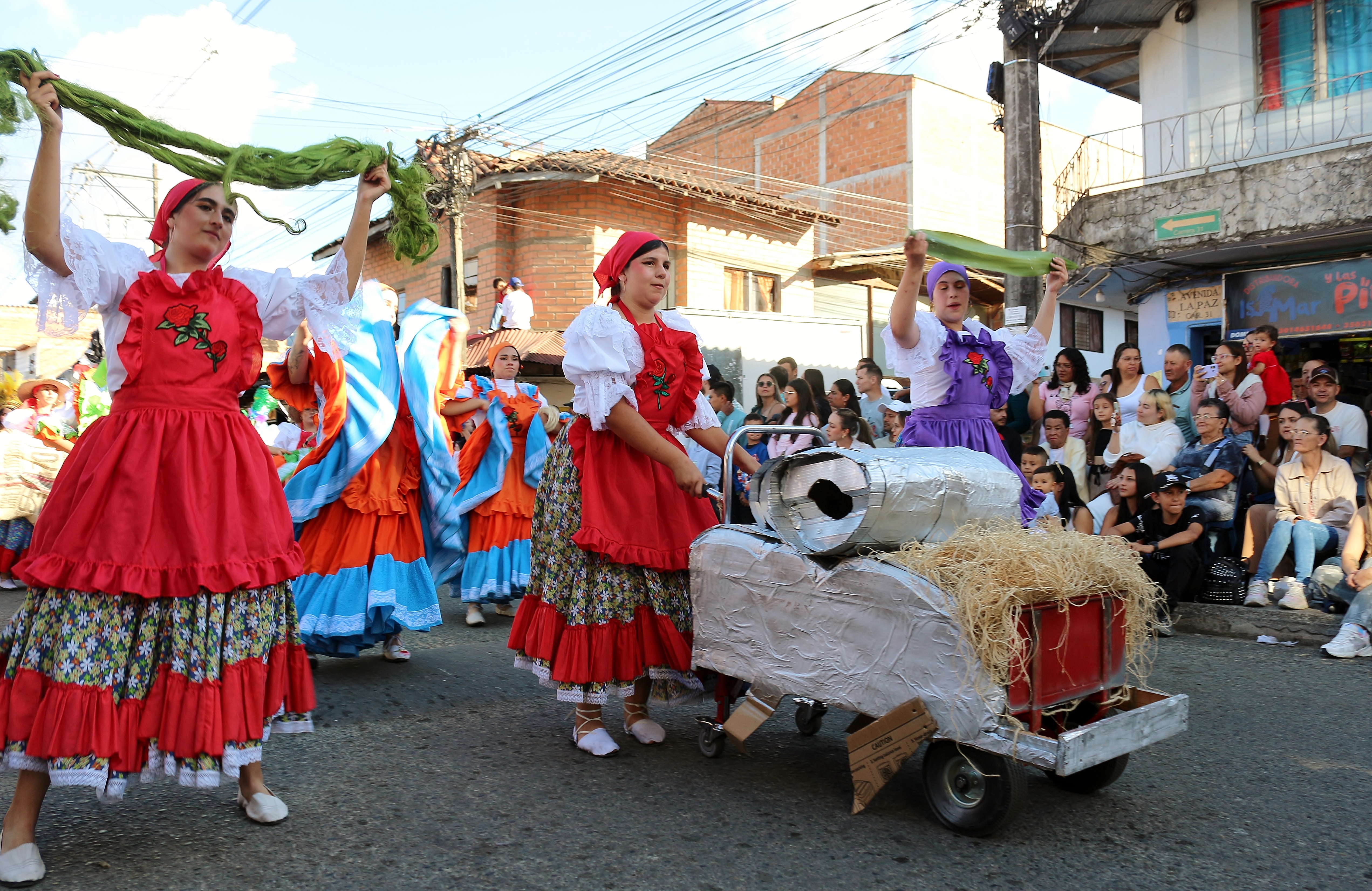 Plano general de la comparsa 'Del fique al plástico', con bailarinas vestidas con trajes típicos