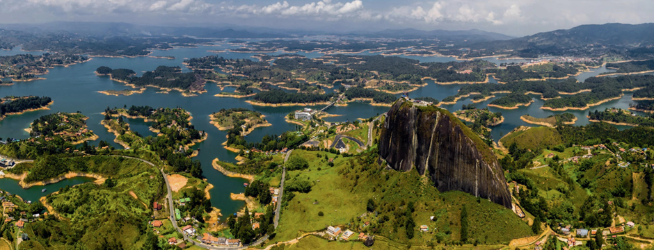 Panorámica aérea del embalse de Guatapé