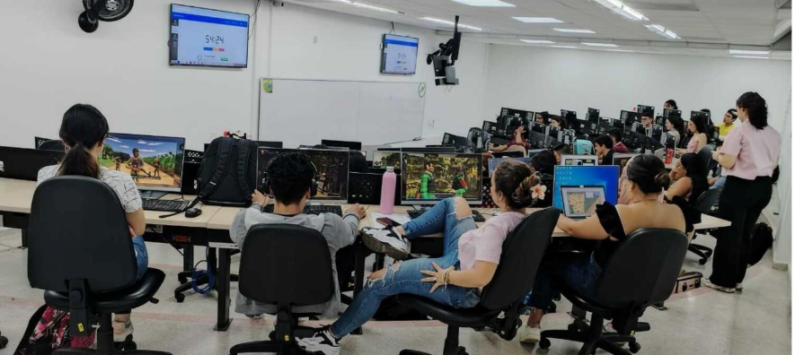 Un grupo de personas sentadas en una oficina

El contenido generado por IA puede ser incorrecto.