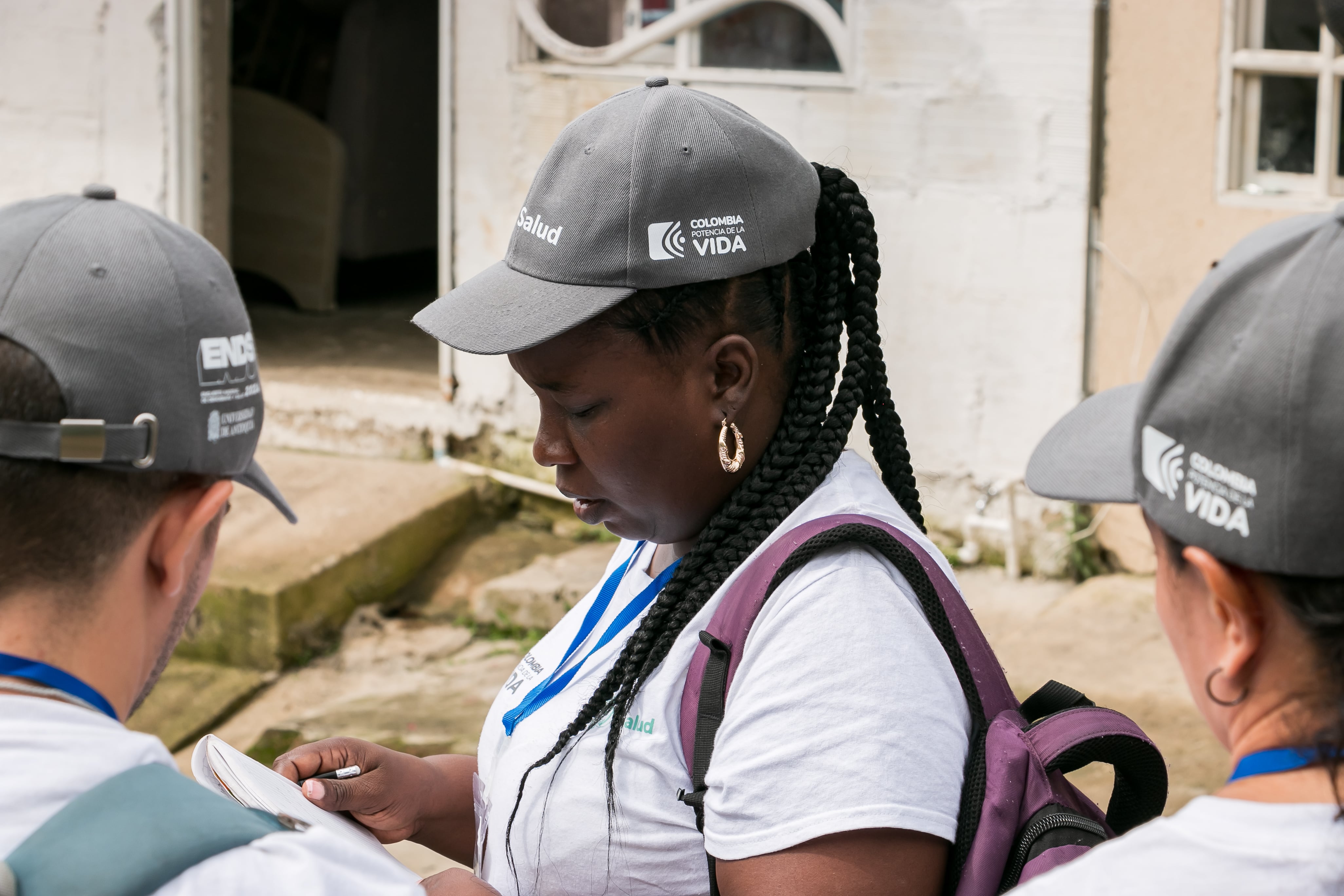 un persona sentada y un encuestador