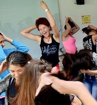 estudiantes sonriendo y moviendo el cuerpo.