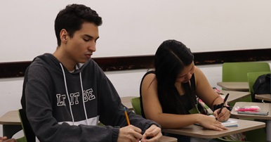 Foto de dos estudiantes de la FDCP