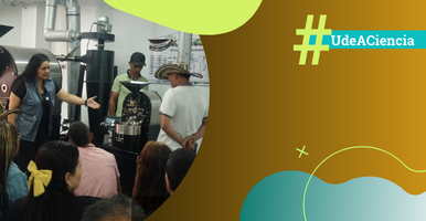 a la izquierda mujer entregando información a un grupo de adultos sobre un proceso de laboratorio