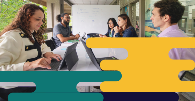 Esta es una imagen de dos jóvenes diversos mirando hacia la ciudad, soñando con un lugar más incluyento y equitativo