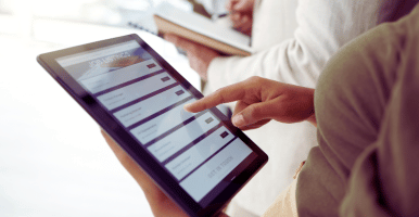 Persona seleccionando opciones de una encuesta en una tablet.