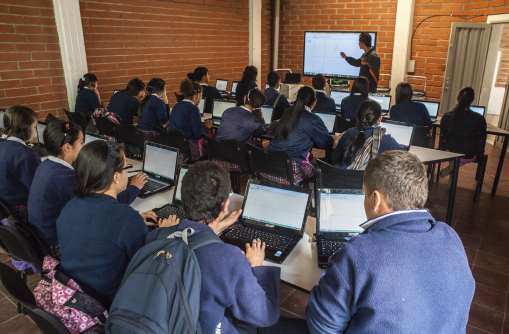 Tres íconos de siluetas de personas y una mano señalando al ícono de la mitad.