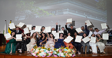 Certificaciones Multilingua en el Edificio San Ignacio. Estudiante y docente dándose la mano