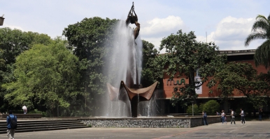 Esta es una imagen de dos jóvenes diversos mirando hacia la ciudad, soñando con un lugar más incluyento y equitativo