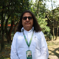 Foto del profesor Sergio, Coordinador de la Maestria. Tiene camisa blanca y lentes.