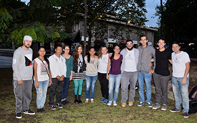 12 estudantes de wayuu están de noche en el jibibiri sonrientes.