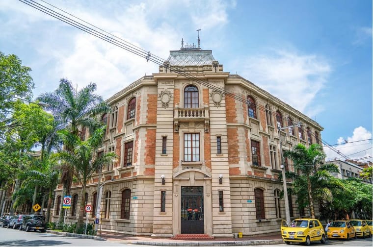 Niños y niñas disfrutando de las actividades pedagógicas del Museo de la Vida