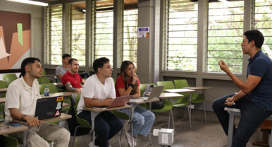 Foto de un encuentro del Semillero de Derecho Tributario que se usa como botón para los resultados del Semillero Subjetividades Políticas
