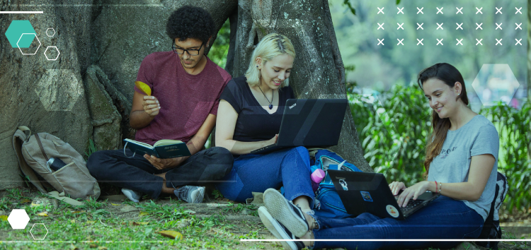 Fotografía de jóvenes leyendo en un espacio al aire libre