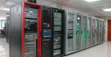 Esta es una imagen de dos jóvenes diversos mirando hacia la ciudad, soñando con un lugar más incluyento y equitativo