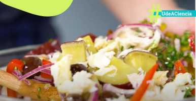 Se muestra un conjunto de alimentos de diversos colores a manera de ensalada