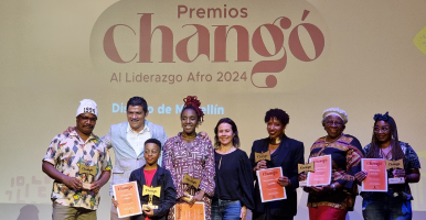 Tres íconos de siluetas de personas y una mano señalando al ícono de la mitad.
