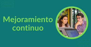 Esta es una imagen de dos jóvenes diversos mirando hacia la ciudad, soñando con un lugar más incluyento y equitativo