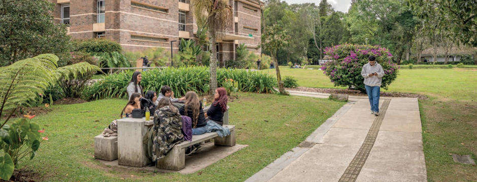 Panorámica del campus El Carmen de Viboral con estudiantes Panorámica del campus El Carmen de Viboral con estudiantes