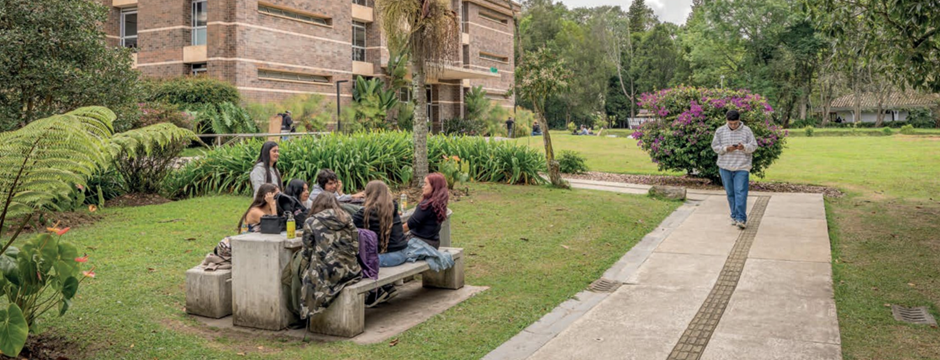 Panorámica del campus El Carmen de Viboral con estudiantes