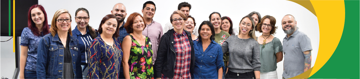 Fotografía de administrativos y profesores de la Escuela Interamericana de Bibliotecología