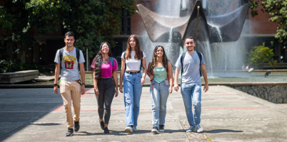 Estudiantes UdeA caminando por la fuente