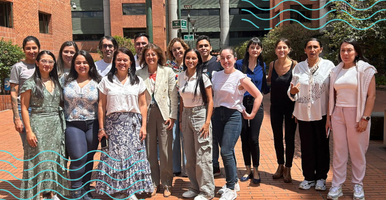 Grupo de alrededor de diezyseis integrantes 