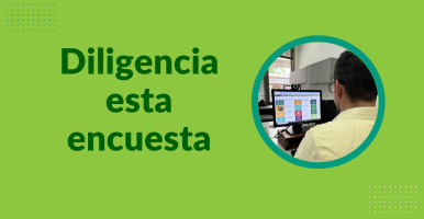 Dos funcionarios de la UdeA conversando en un taller