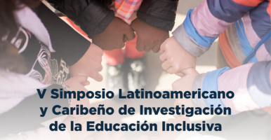 Tres íconos de siluetas de personas y una mano señalando al ícono de la mitad.