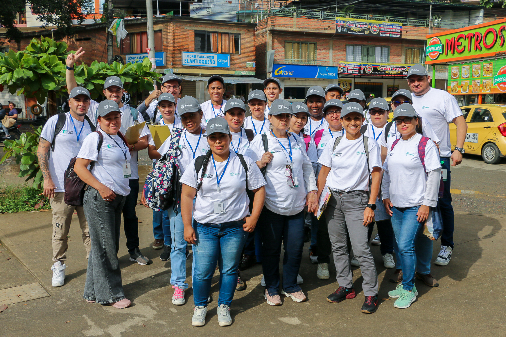 Dos mujeres en una puerta