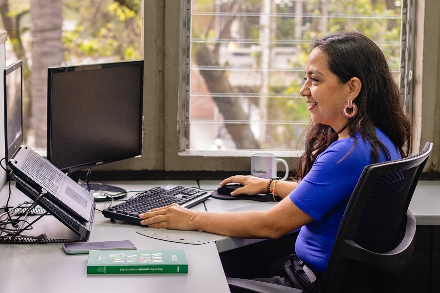Empleada UdeA en su puesto de trabajo