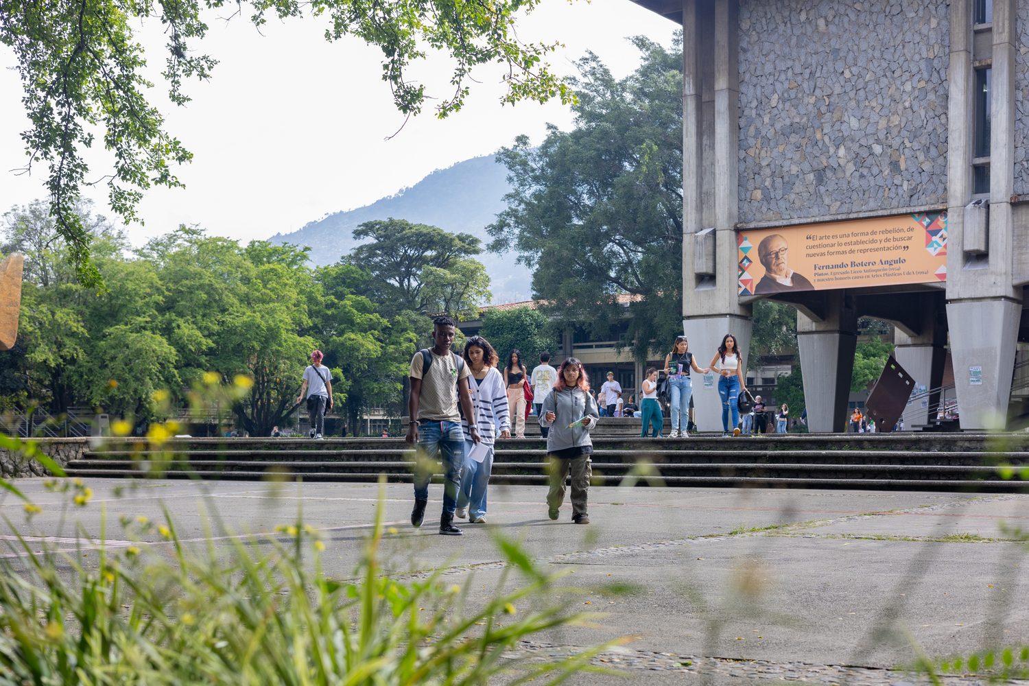 Jóvenes caminando por la plazoleta central de la Universidad de Antioquia