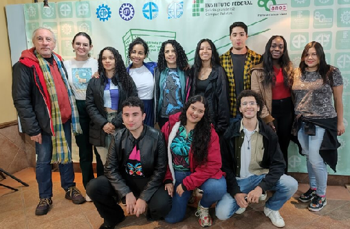 Tres íconos de siluetas de personas y una mano señalando al ícono de la mitad.