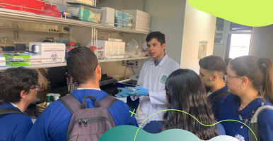 laboratorista con un grupo de cinco estudiantes universitarios