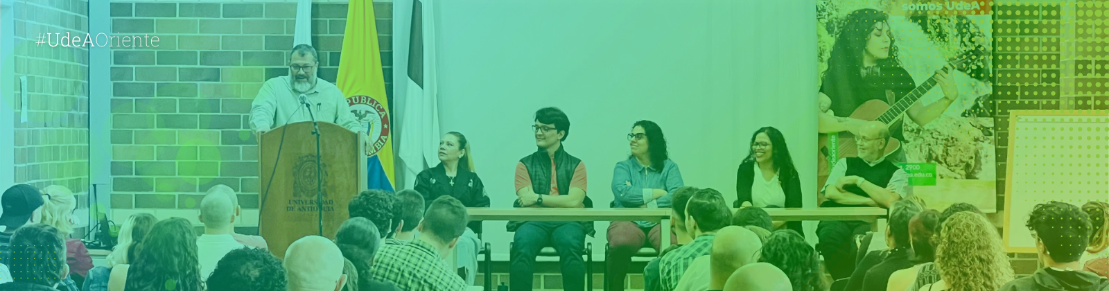 Un profesor se dirige a sus estudiantes en el campus El Carmen de Viboral