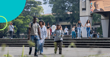 Estudiantes de la Universidad de Antioquia transitando por el campus Medellín