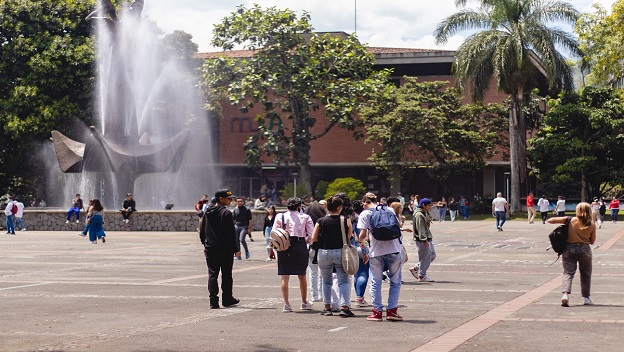 Estudiantes en la Plazoleta Central de la UdeA en Medellín