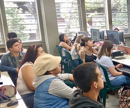 estudiantes en sesión con computadores.