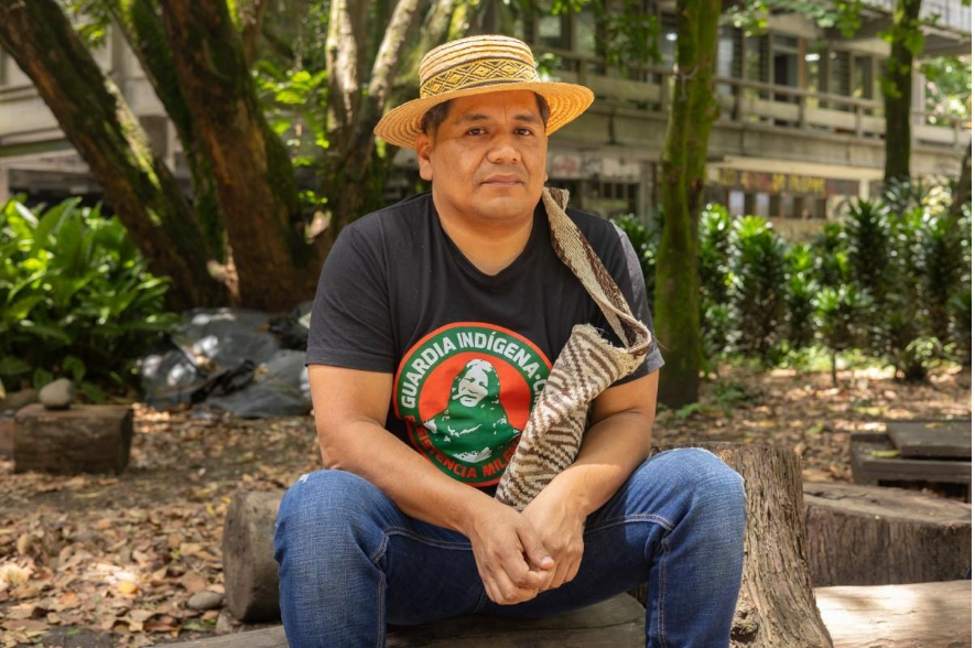 Hombre sentado en banca de parque

El contenido generado por IA puede ser incorrecto.