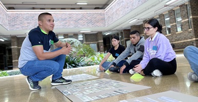 El Coordinador de Deportes del campus El Carmen de Viboral en diálogo con admitidos durante una jornada de inducción