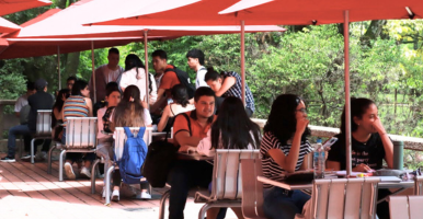 Foto de estudiantes en el bloque 14 de la UdeA