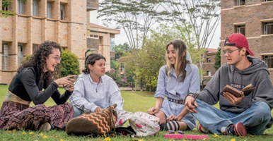 Estudiantes del campus El Carmen de Viboral compartiendo en la zona verde