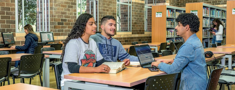 Estudiantes en la biblioteca del campus El Carmen de Viboral