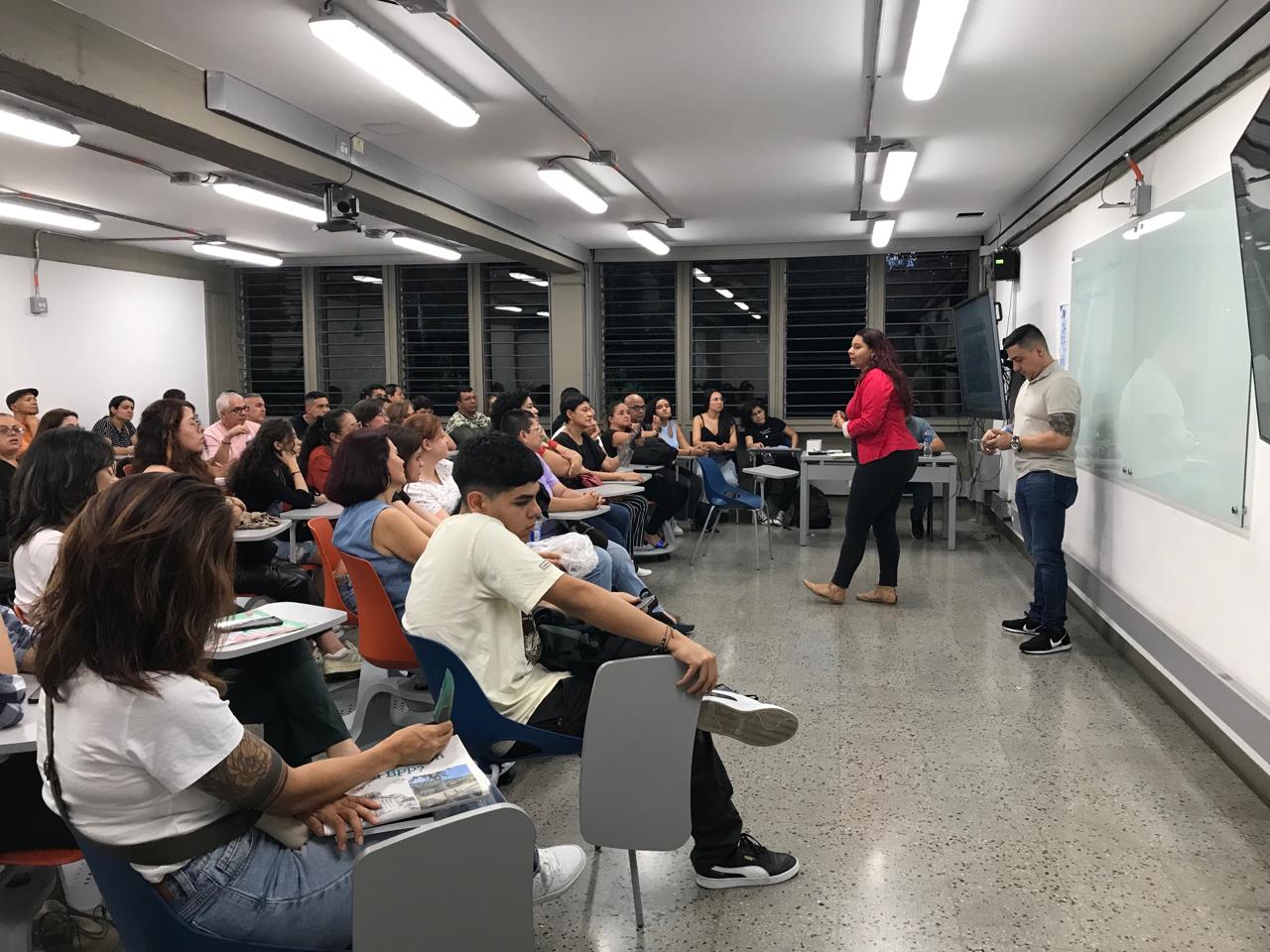 Fotografía de un encuentro de las "Las familias también aprenden en la U" de las Jornadas de Inducción 2024-1