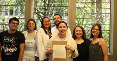 Foto del reconocimiento a Mayra Correa