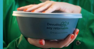 Unas manos sosteniendo un envase retornable