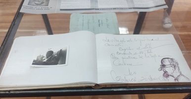 Libro autografiado por León de Greiff, conservado en la casa de la cultura de Abejorral