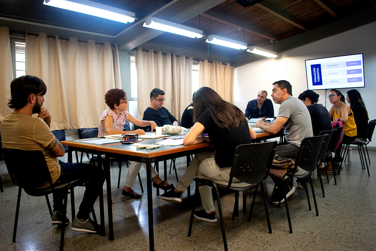 Taller con docentes sobre Evaluación Formativa realizado del día 7 de febrero de 2020. Se abordaron tres aspectos de la evaluación del  Área de Investigación y Propuestas seminario, asesoría y entrega.