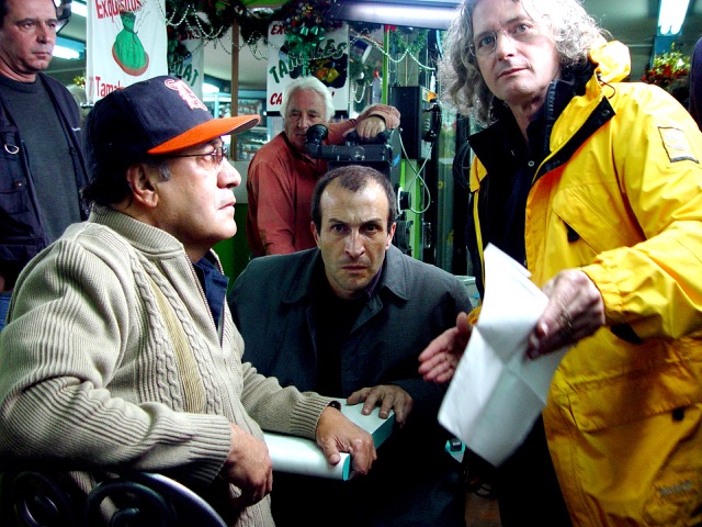 Sergio Cabrera with actors Daniel Giménez Cacho and Luis Fernando Múnera during the shooting of the film The Art of Losing (2004).