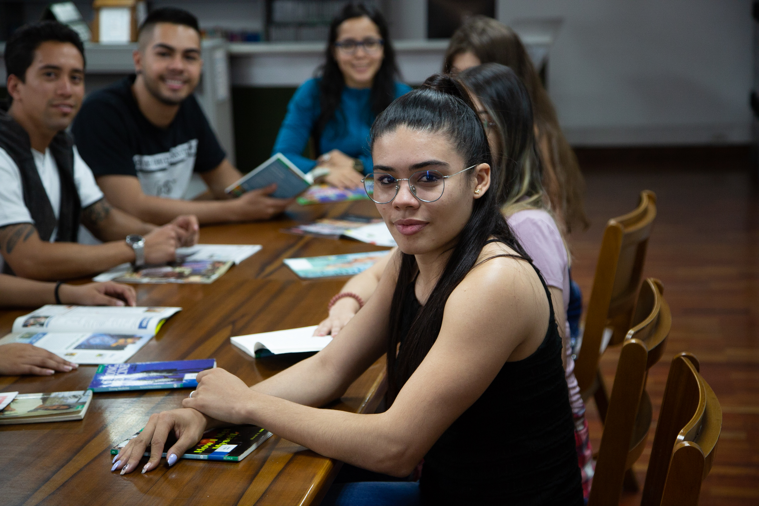 Fotografí de estudiante de la Escuela haciendo uso de la biblioteca de la Escuela de Idiomas