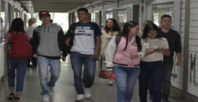 Foto de estudiantes en la Facultad de Derecho y Ciencias Políticas de la Universidad de Antioquia